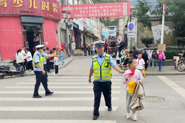 永和公安交警开启“护学模式” 站好护学岗 撑起“平安伞” —法治—黄河新闻网